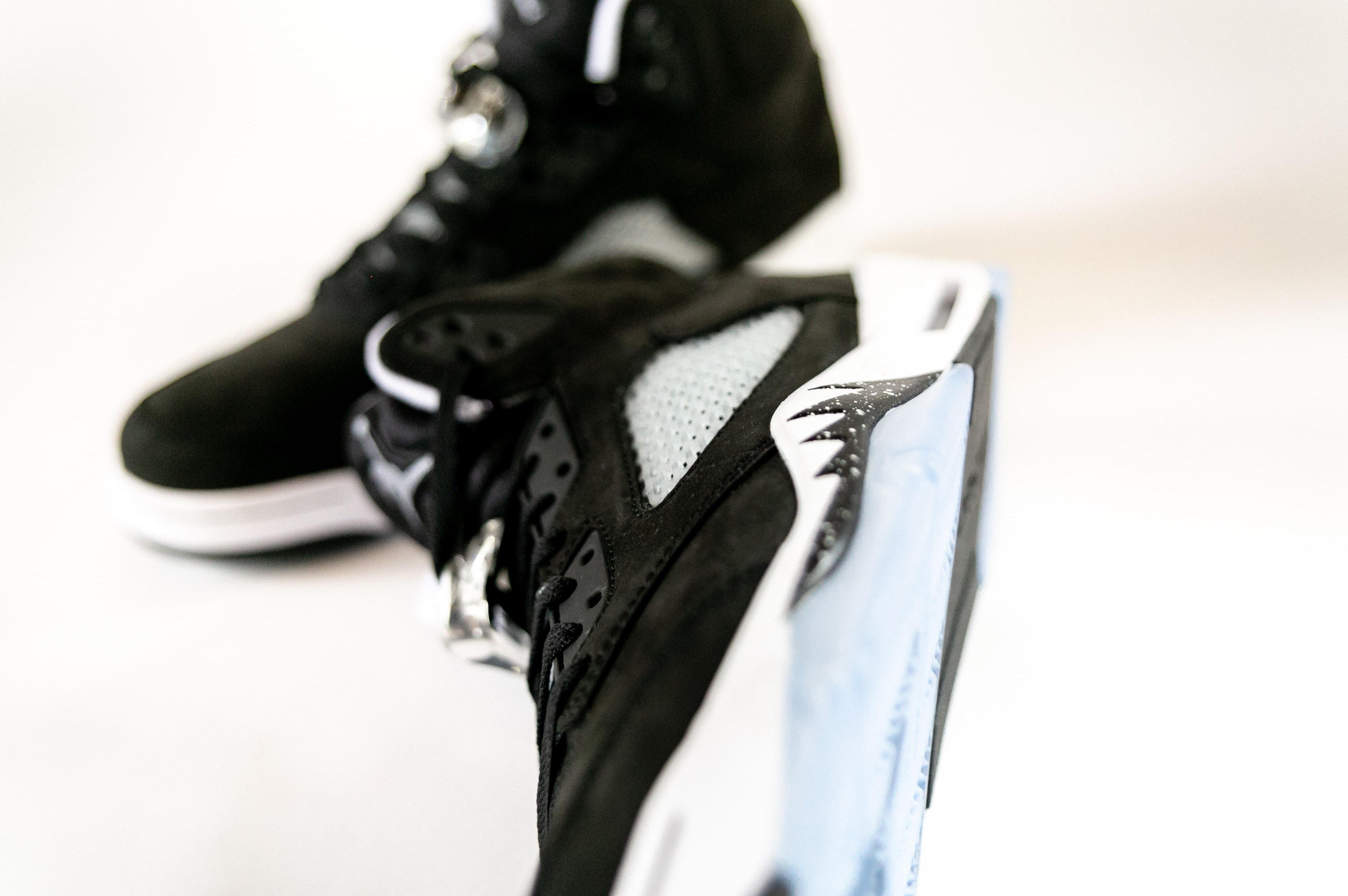 Sneakers Release – Jordan 5 Retro “Moonlight” Black/Cool Grey 