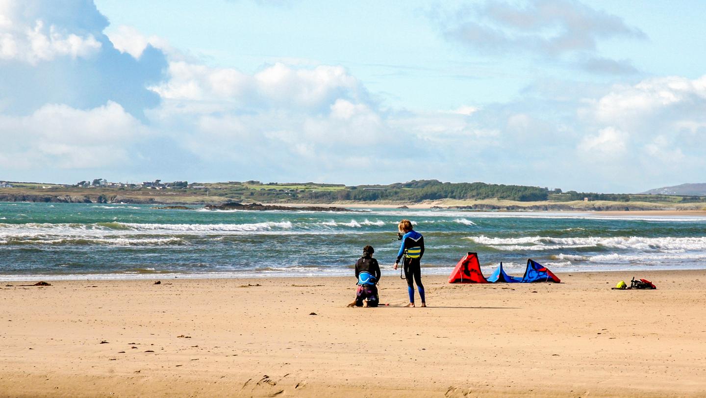 Kitesurfers getting ready to hit the beach at Rhosneigr
