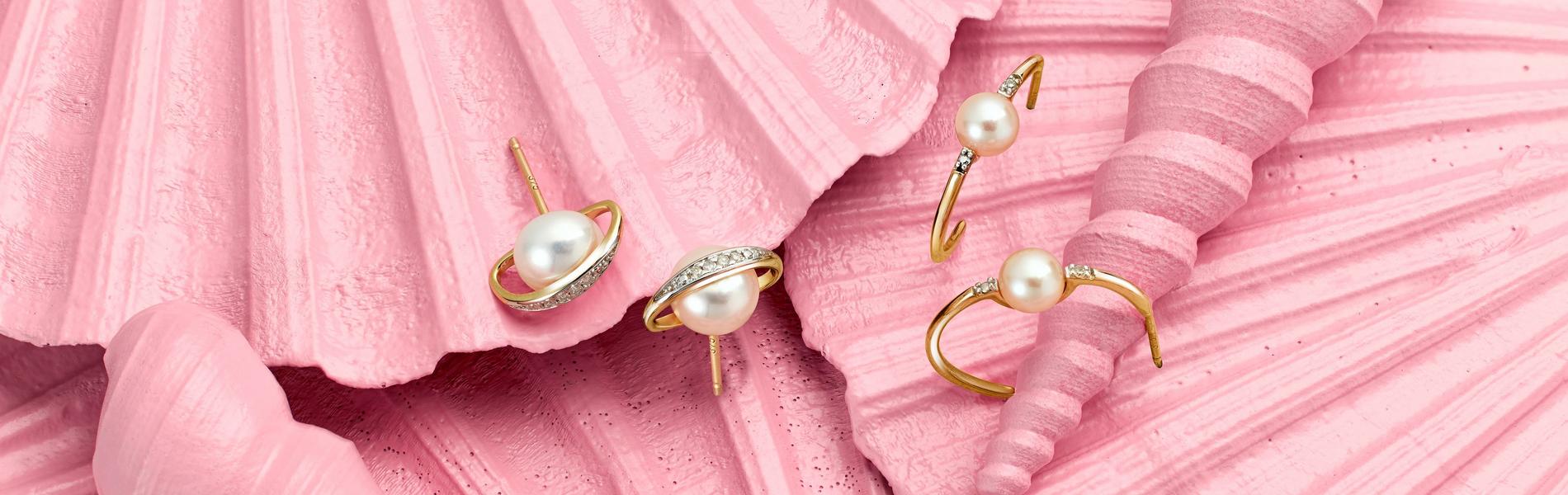 Pearl jewellery on pink shells