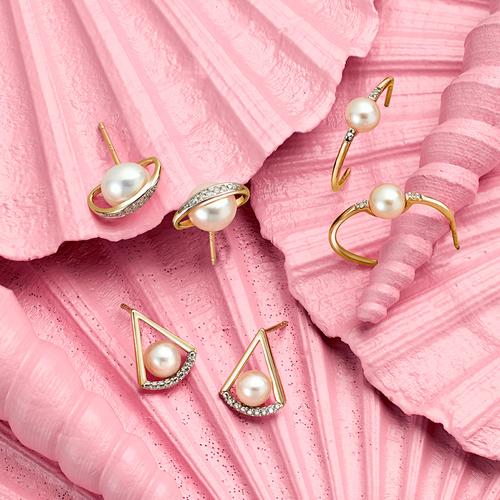 Pearls on pink shells
