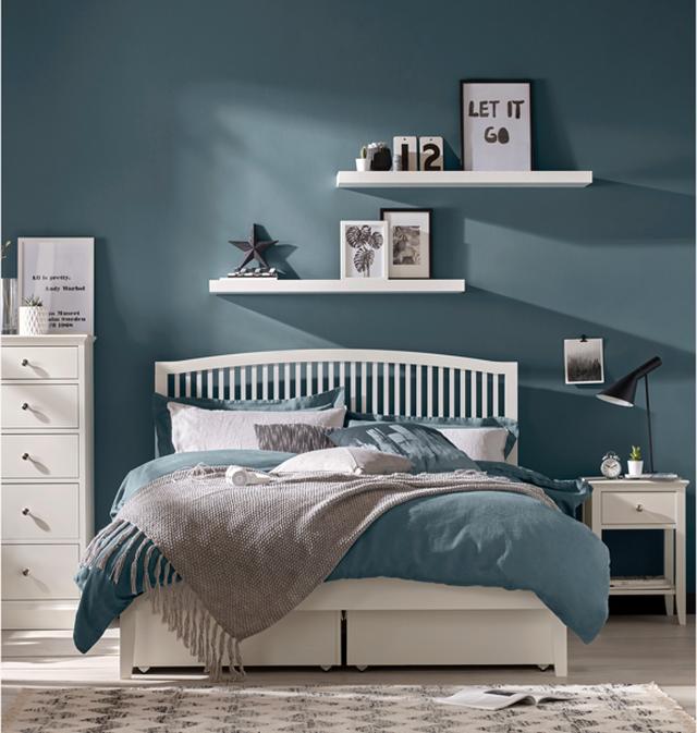 Blue bedroom idea – white slatted bed frame