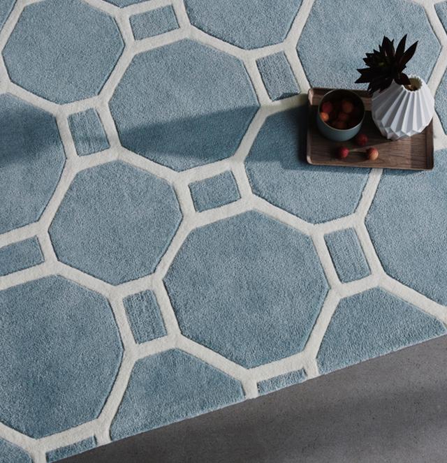 Blue bedroom idea – blue patterned rug