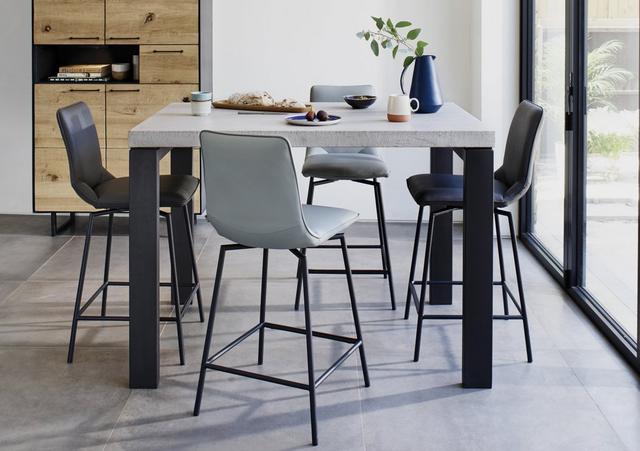 PRODZFRSP000000000031331_boston_bar-table__lifestyle