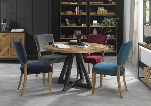 PRODZFRSP000000000038486_globe_table-and-4-chairs-set__lifestyle