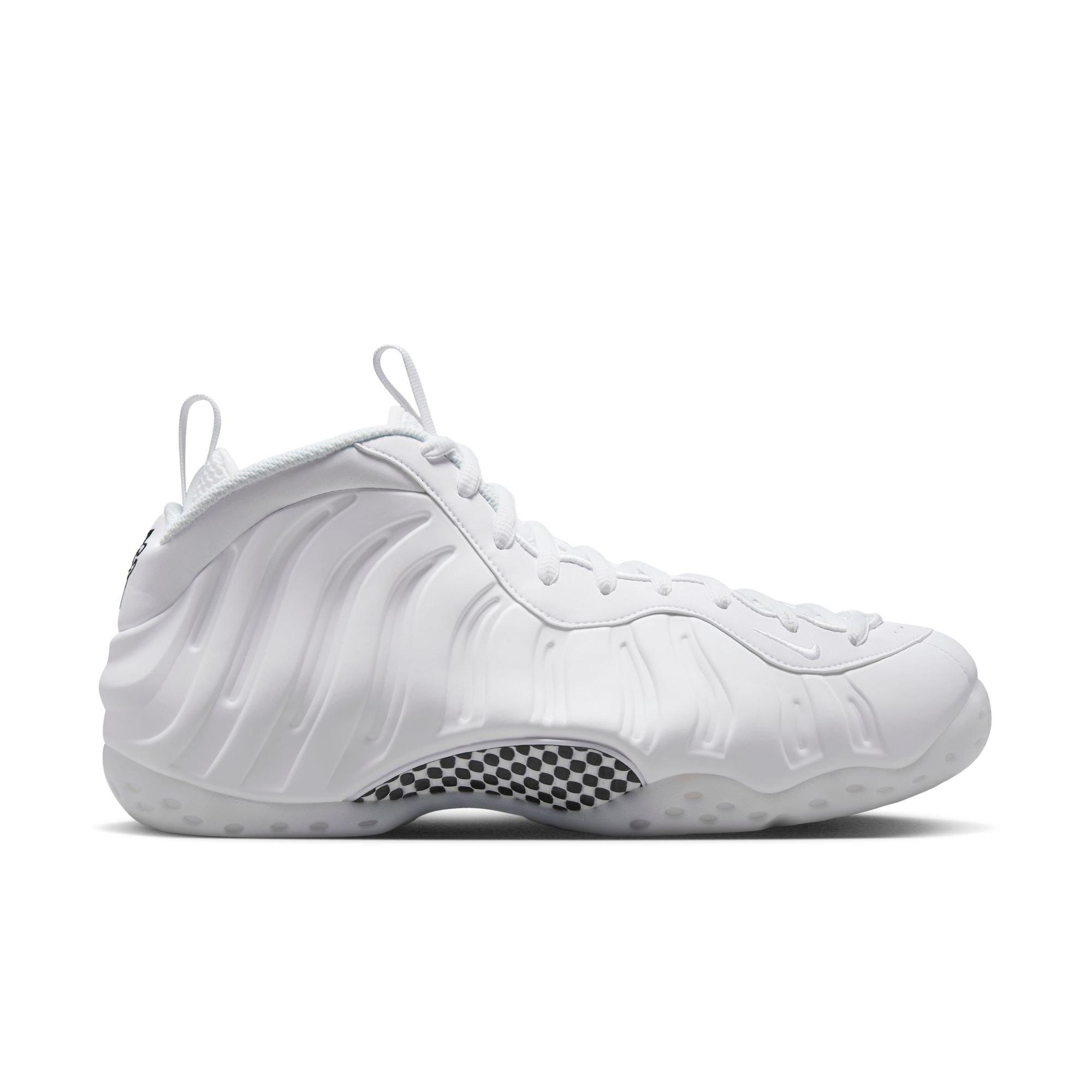 靴 Air Foamposite One \"White and Black\" A Closer Look at the Nike Air Foamposite One Black/White