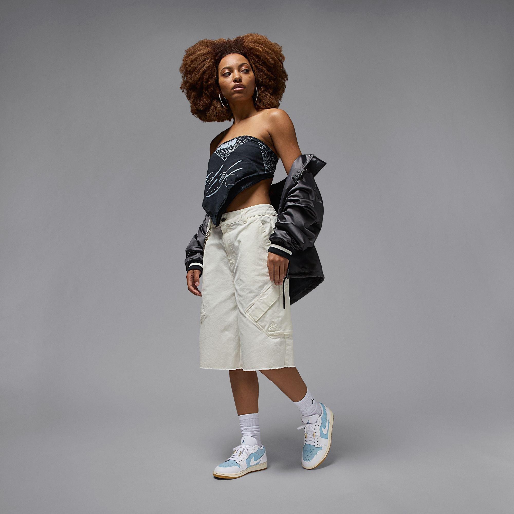 Jordan 1 Low SE "Worn Blue/White/Gum Light Brown/Sail" Women's Shoe - WHITE/LT BLUE/DENIM Thumbnail View 14