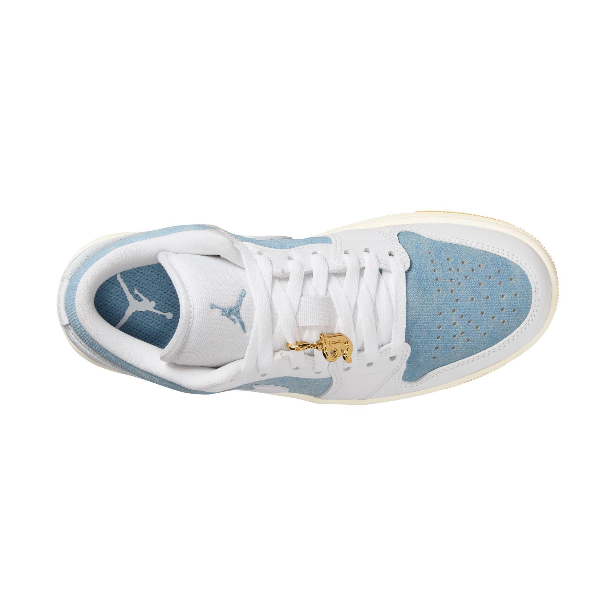 Jordan 1 Low SE "Worn Blue/White/Gum Light Brown/Sail" Women's Shoe - WHITE/LT BLUE/DENIM Thumbnail View 8