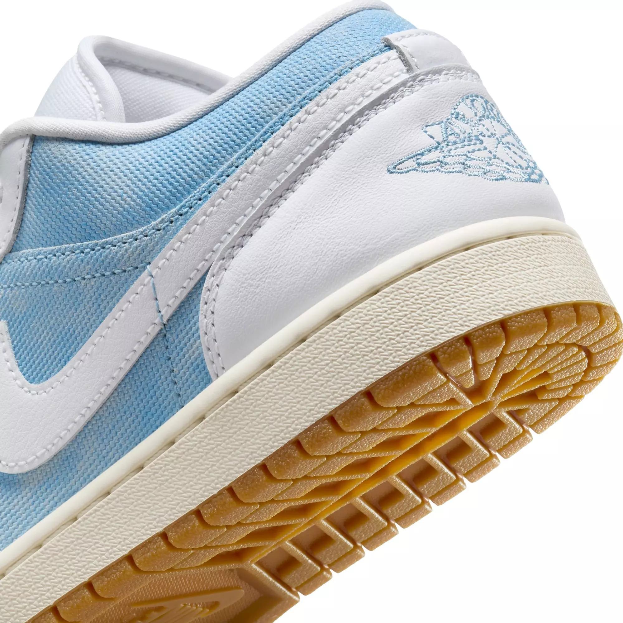 Jordan 1 Low SE "Worn Blue/White/Gum Light Brown/Sail" Women's Shoe - WHITE/LT BLUE/DENIM