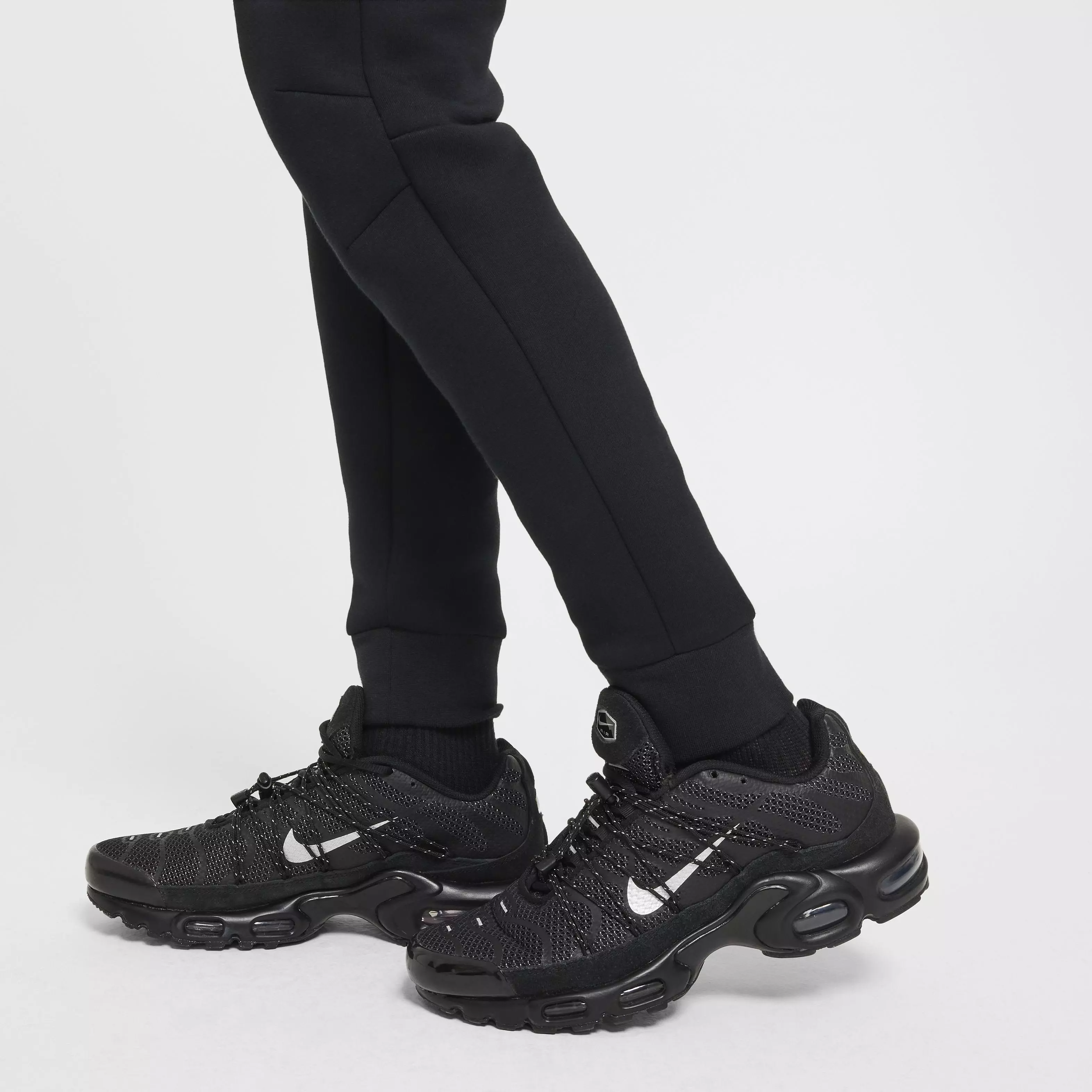 Nike Big Boys' Sportswear Tech Lightweight Fleece Joggers - BLACK