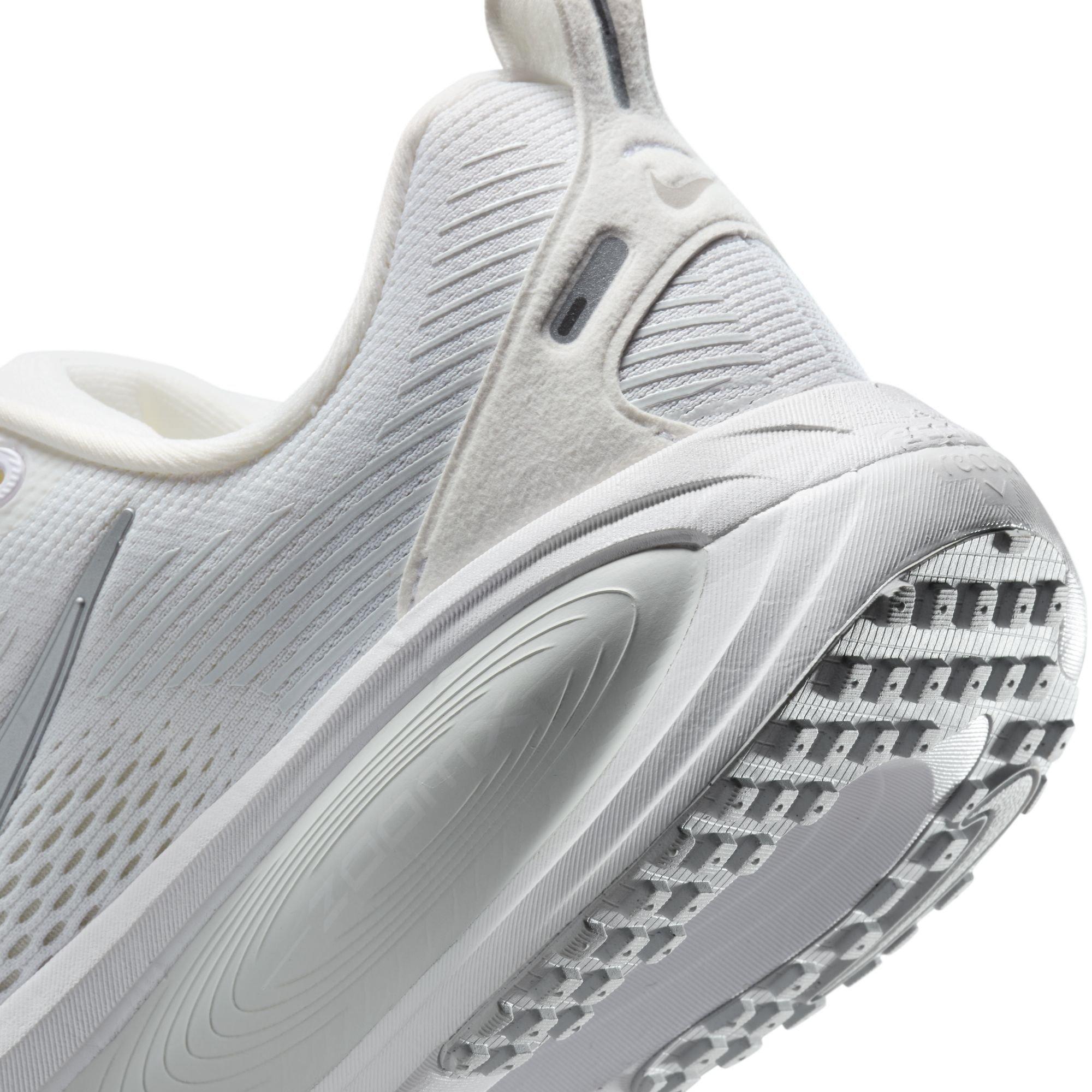 ◆Nike◆ Vomero 18 W White Photon Dust Summit White llic Nike Vomero 18 White / Photon Dust - May 2025 - HM6803-106