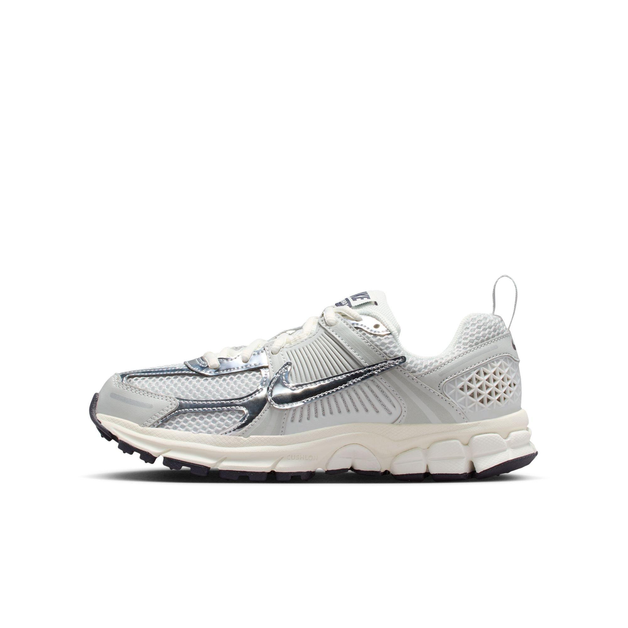 Nike Vomero 5 Grade School Boys' "Photon Dust/Chrome/Gridiron/Sail" Shoe