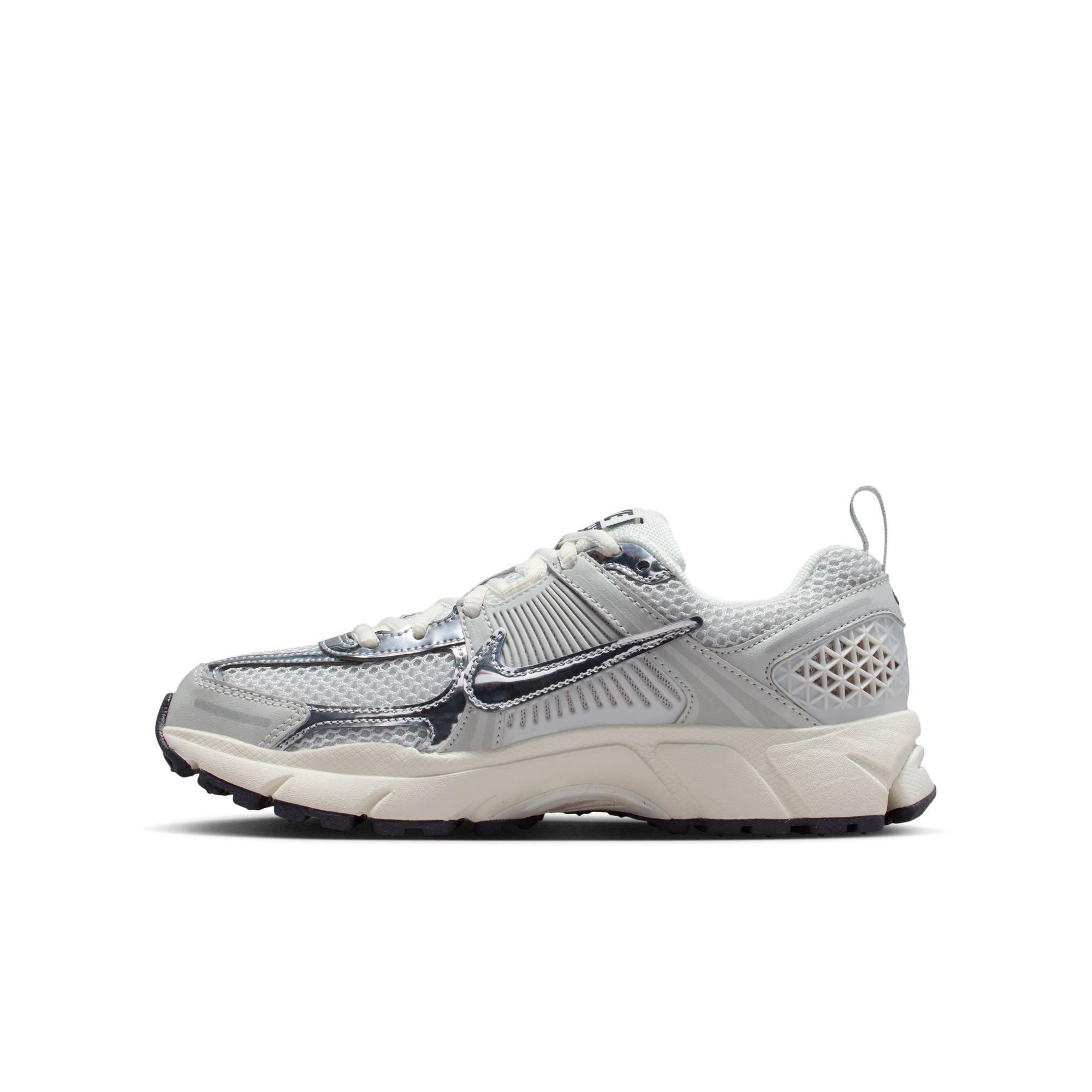 Nike Vomero 5 Grade School Boys' "Photon Dust/Chrome/Gridiron/Sail" Shoe