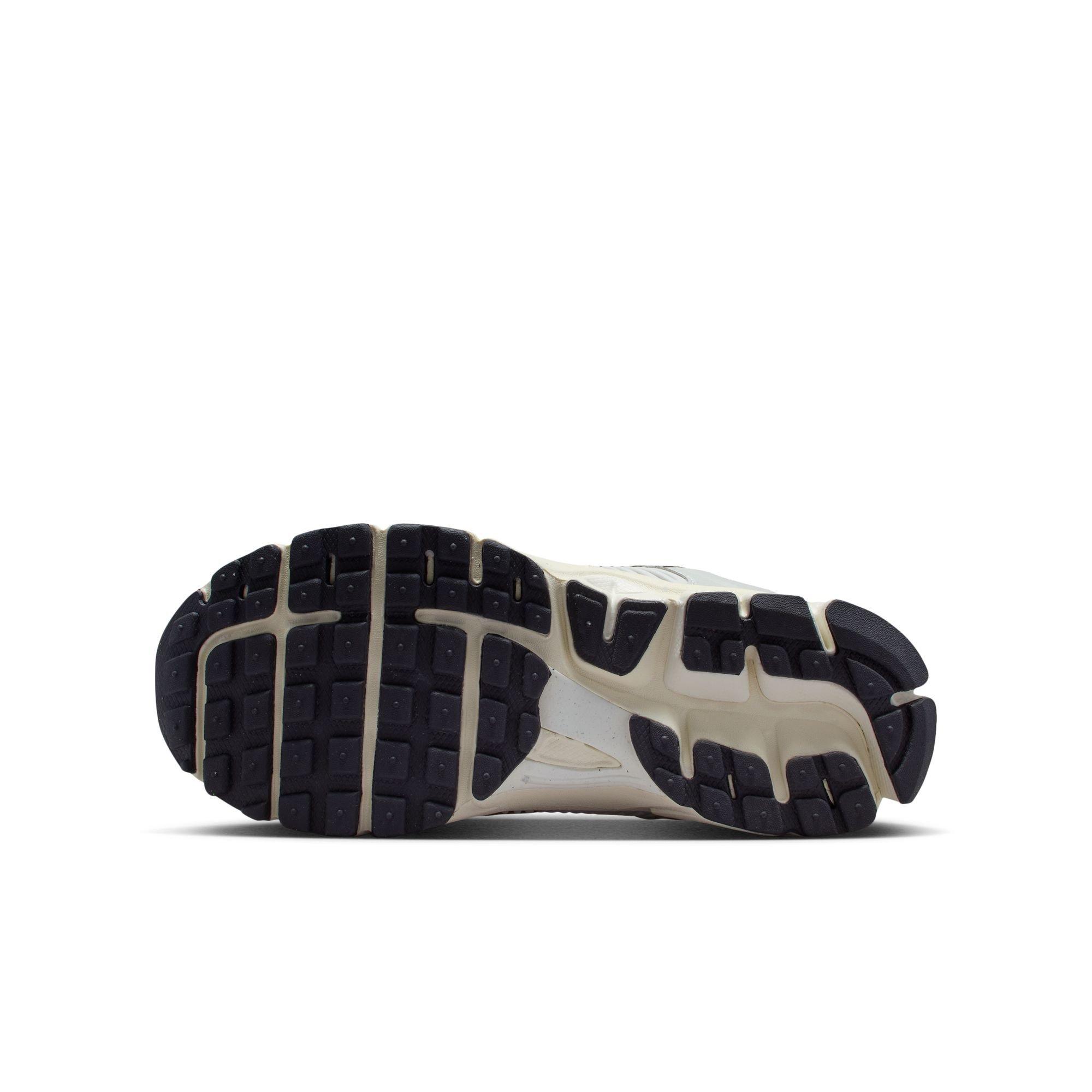 Nike Vomero 5 Grade School Boys' "Photon Dust/Chrome/Gridiron/Sail" Shoe