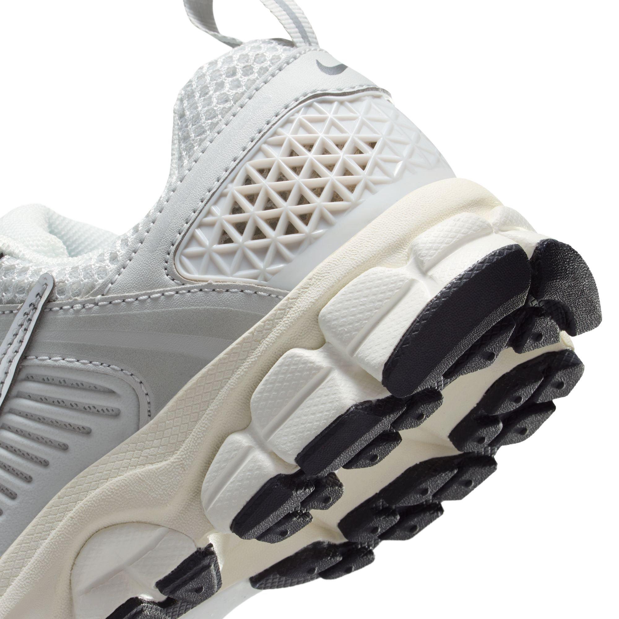 Nike Vomero 5 Grade School Boys' "Photon Dust/Chrome/Gridiron/Sail" Shoe