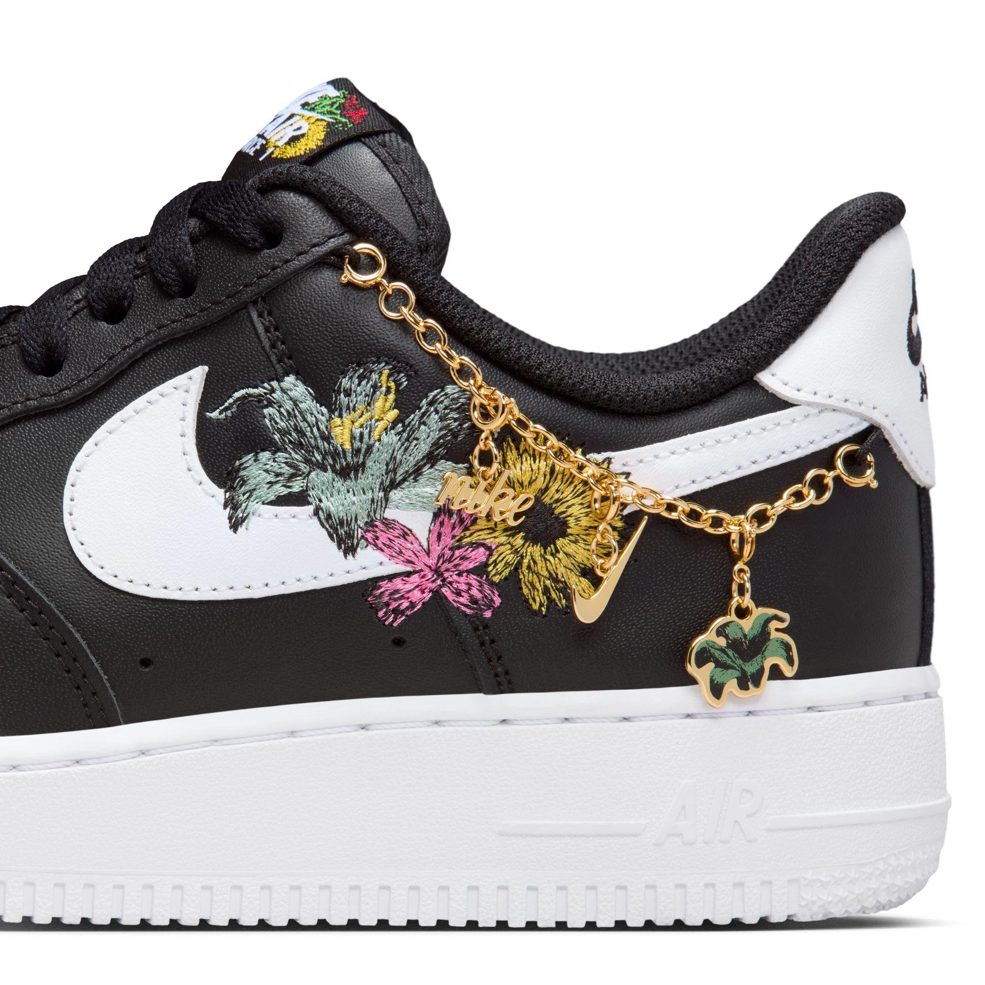 Nike Air Force 1 '07 Premium "Now Accepting All Flowers" Women's Shoe - BLACK/WHITE/METALLIC GOLD Thumbnail View 13