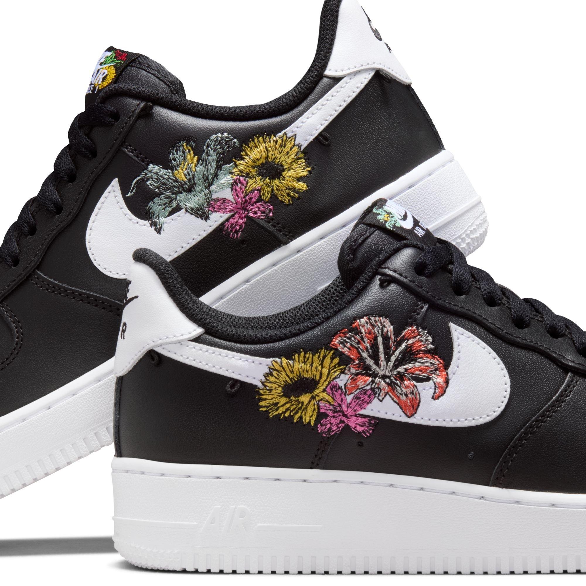 Nike Air Force 1 '07 Premium "Now Accepting All Flowers" Women's Shoe - BLACK/WHITE/METALLIC GOLD Thumbnail View 15