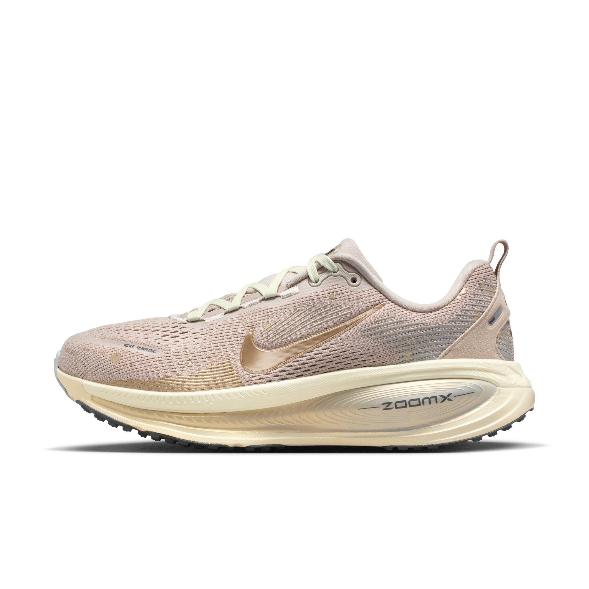 Nike Vomero 18 SE "Cream II/Mtlc Gold Grain/Coconut Milk" Women's Road Running Shoe - CREAM Thumbnail View 3