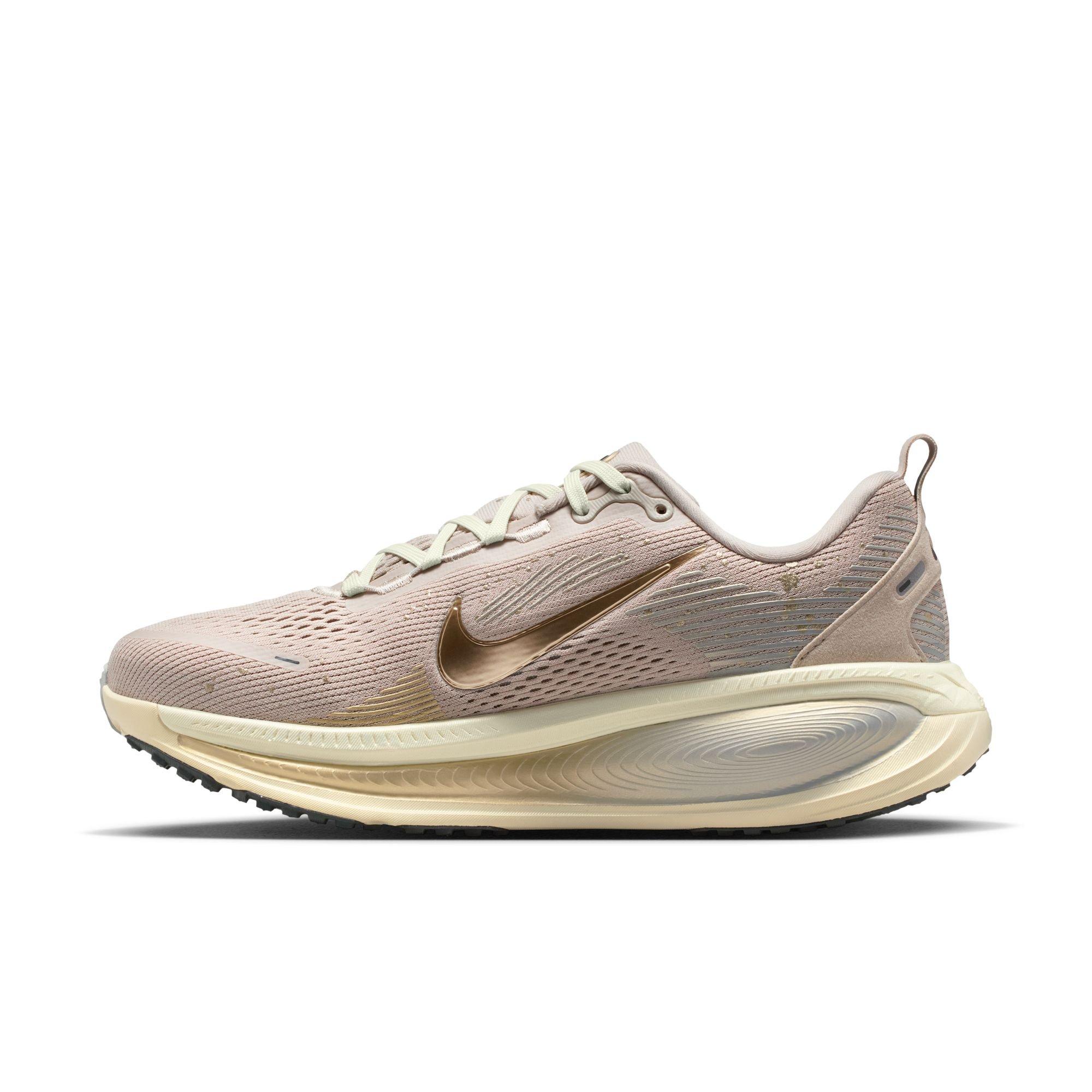 Nike Vomero 18 SE "Cream II/Mtlc Gold Grain/Coconut Milk" Women's Road Running Shoe - CREAM Thumbnail View 4