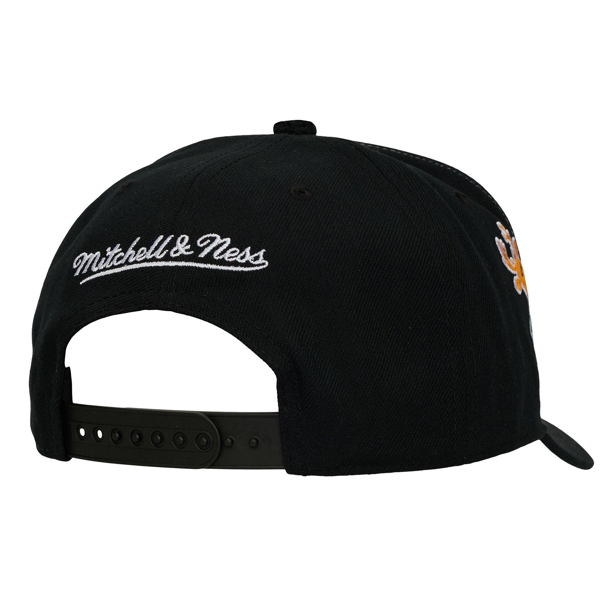 Mitchell & Ness Milwaukee Bucks Mash Up Black Snapback Hat