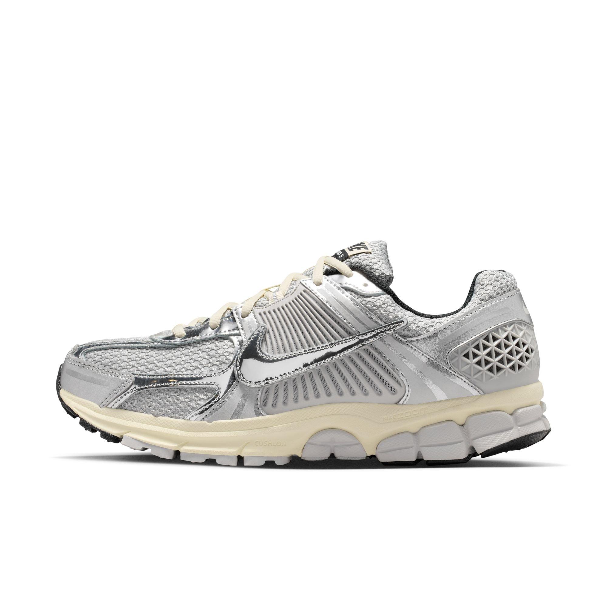 Nike Zoom Vomero 5 "Grey Fog/Chrome/Metallic Silver" Men's Shoe - SILVER Thumbnail View 3