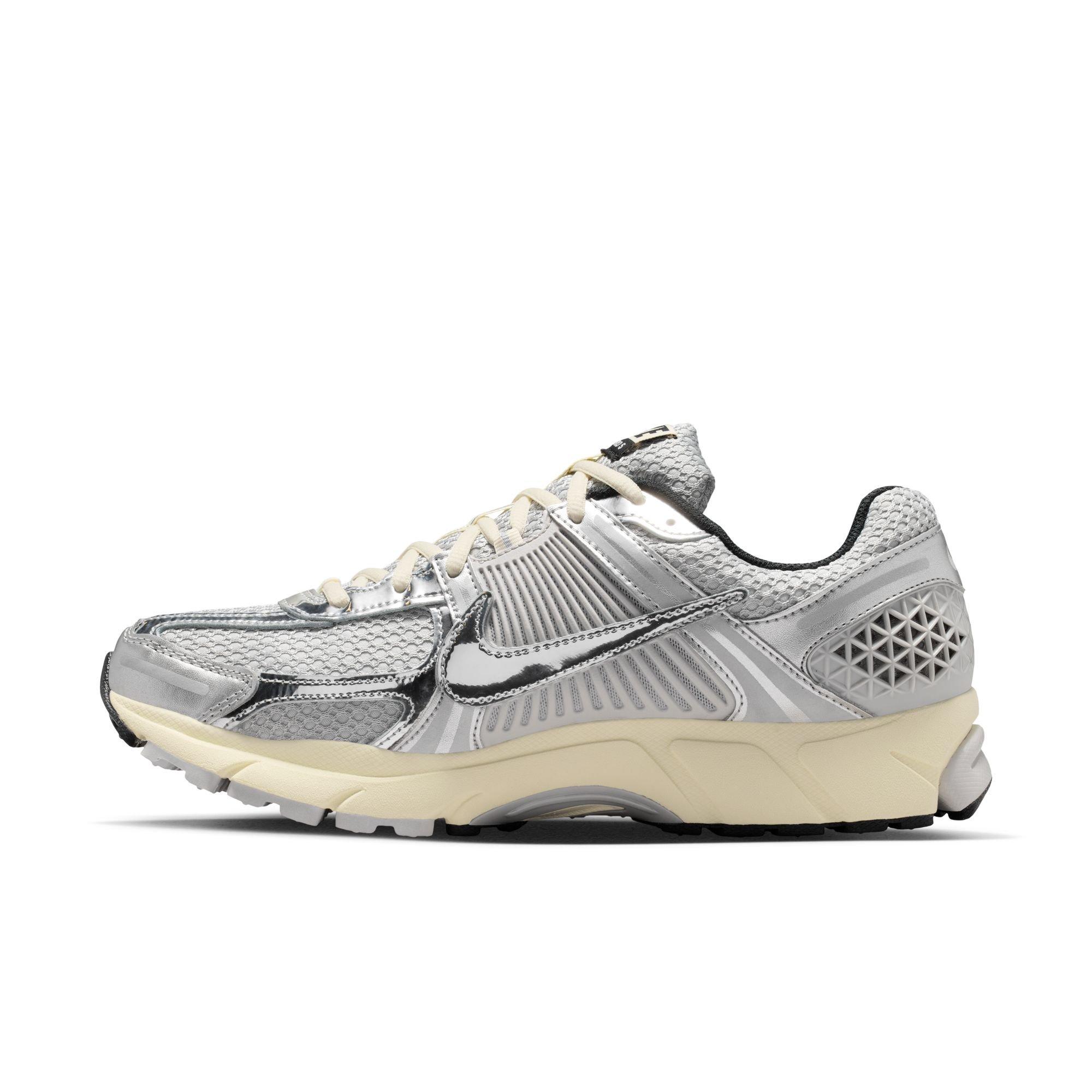 Nike Zoom Vomero 5 "Grey Fog/Chrome/Metallic Silver" Men's Shoe - SILVER Thumbnail View 4