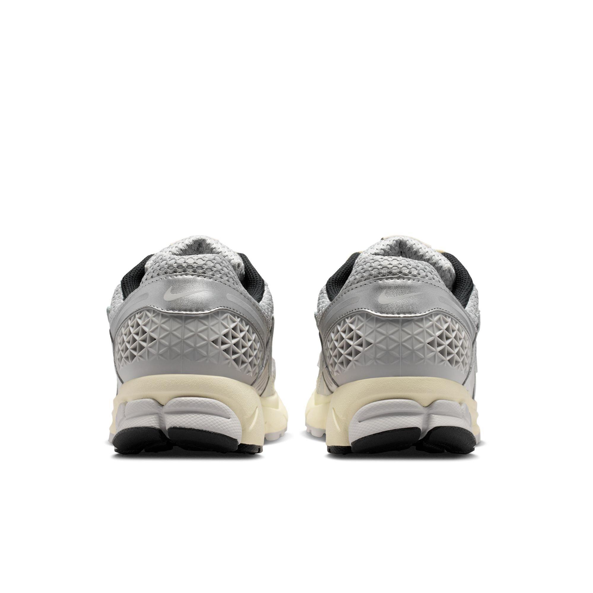 Nike Zoom Vomero 5 "Grey Fog/Chrome/Metallic Silver" Men's Shoe - SILVER Thumbnail View 7