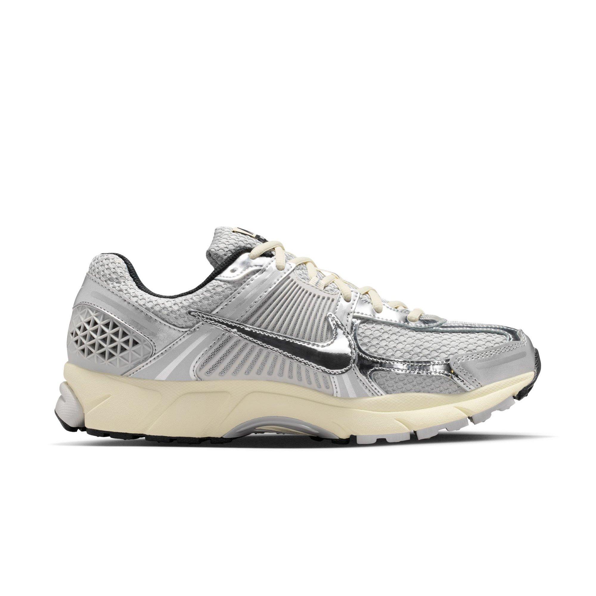 Nike Zoom Vomero 5 "Grey Fog/Chrome/Metallic Silver" Men's Shoe - SILVER Thumbnail View 2