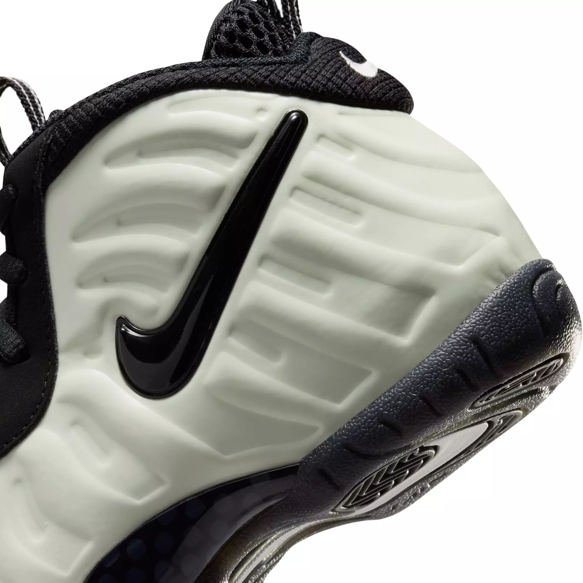 Nike Air Foamposite Pro Premium "Glow in the Dark" Preschool Kids' Shoe - SUMMIT WHITE/BLACK