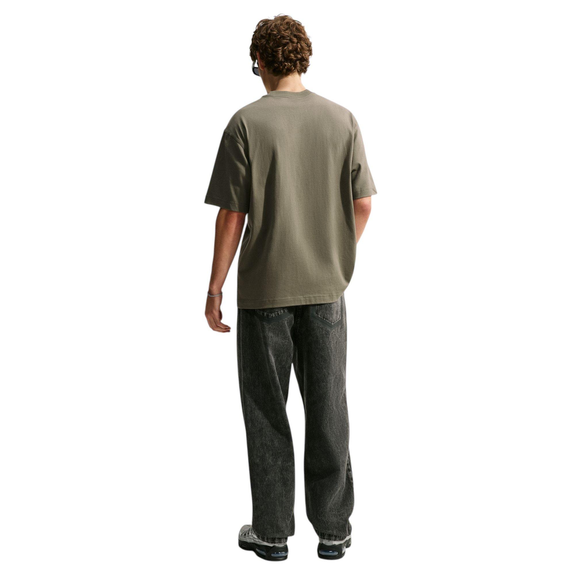 M NK NSW GFX TEE GODDESS - OLIVE - OLIVE