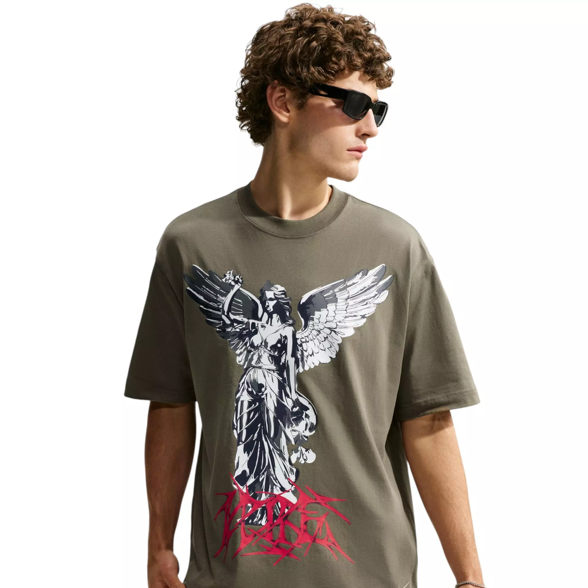 M NK NSW GFX TEE GODDESS - OLIVE - OLIVE