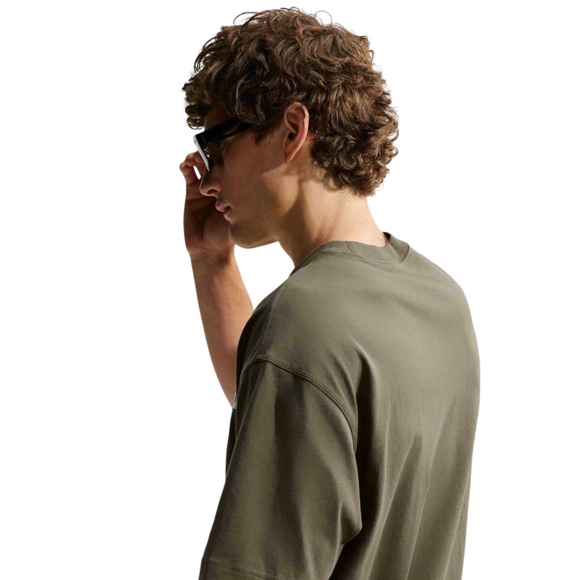 M NK NSW GFX TEE GODDESS - OLIVE - OLIVE