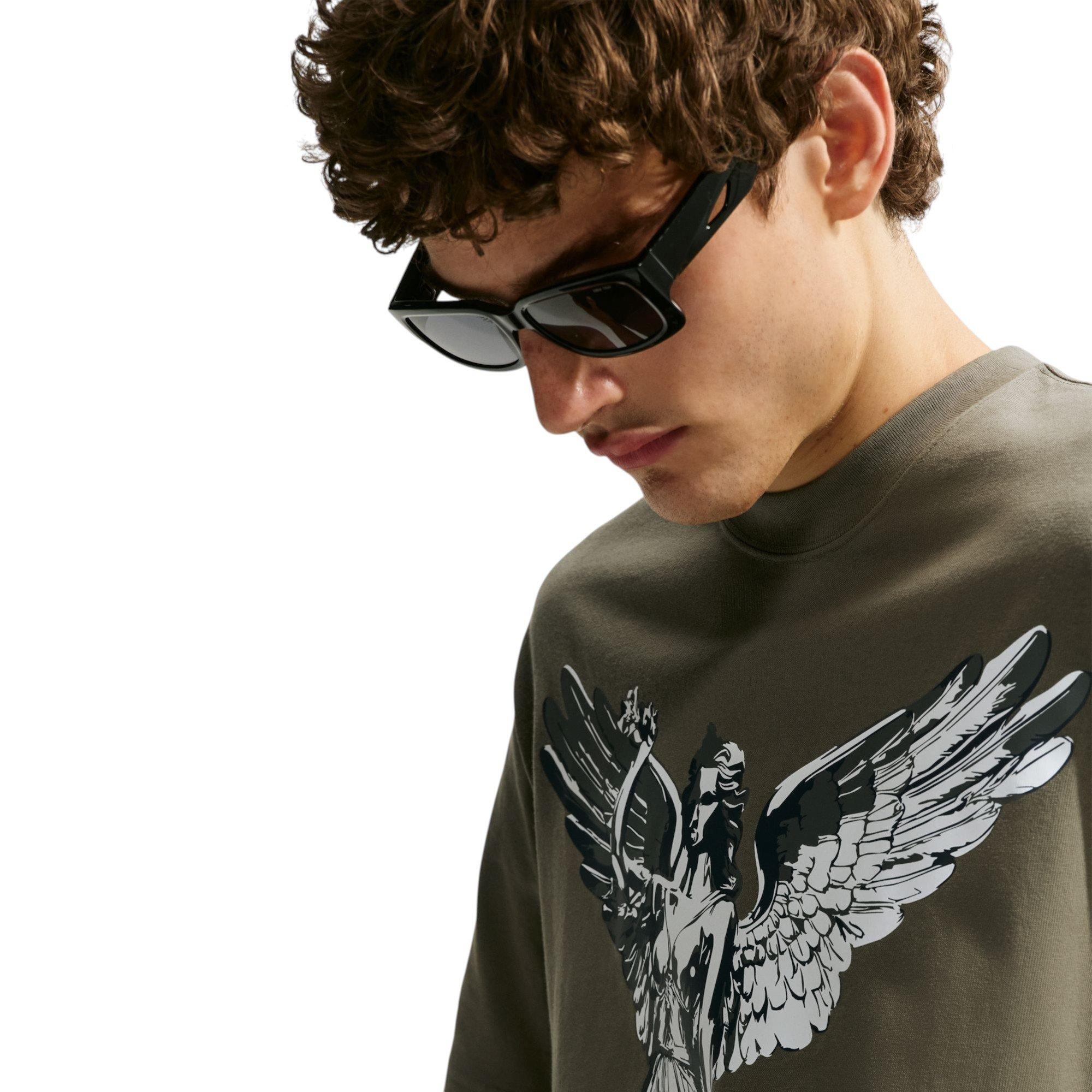 M NK NSW GFX TEE GODDESS - OLIVE - OLIVE