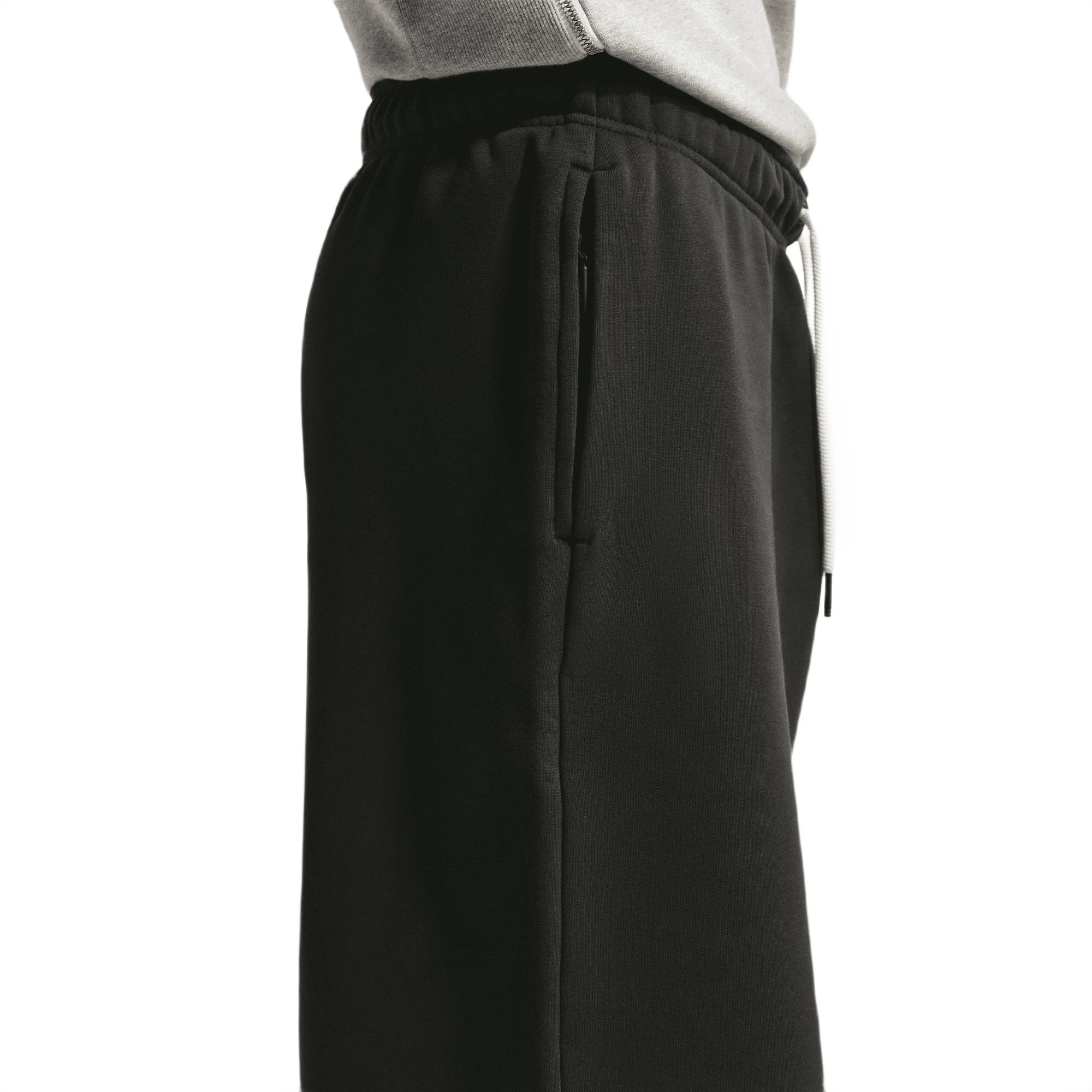 Nike Men's Standard Issue Therma-FIT 14" Fleece Basketball Shorts - BLACK