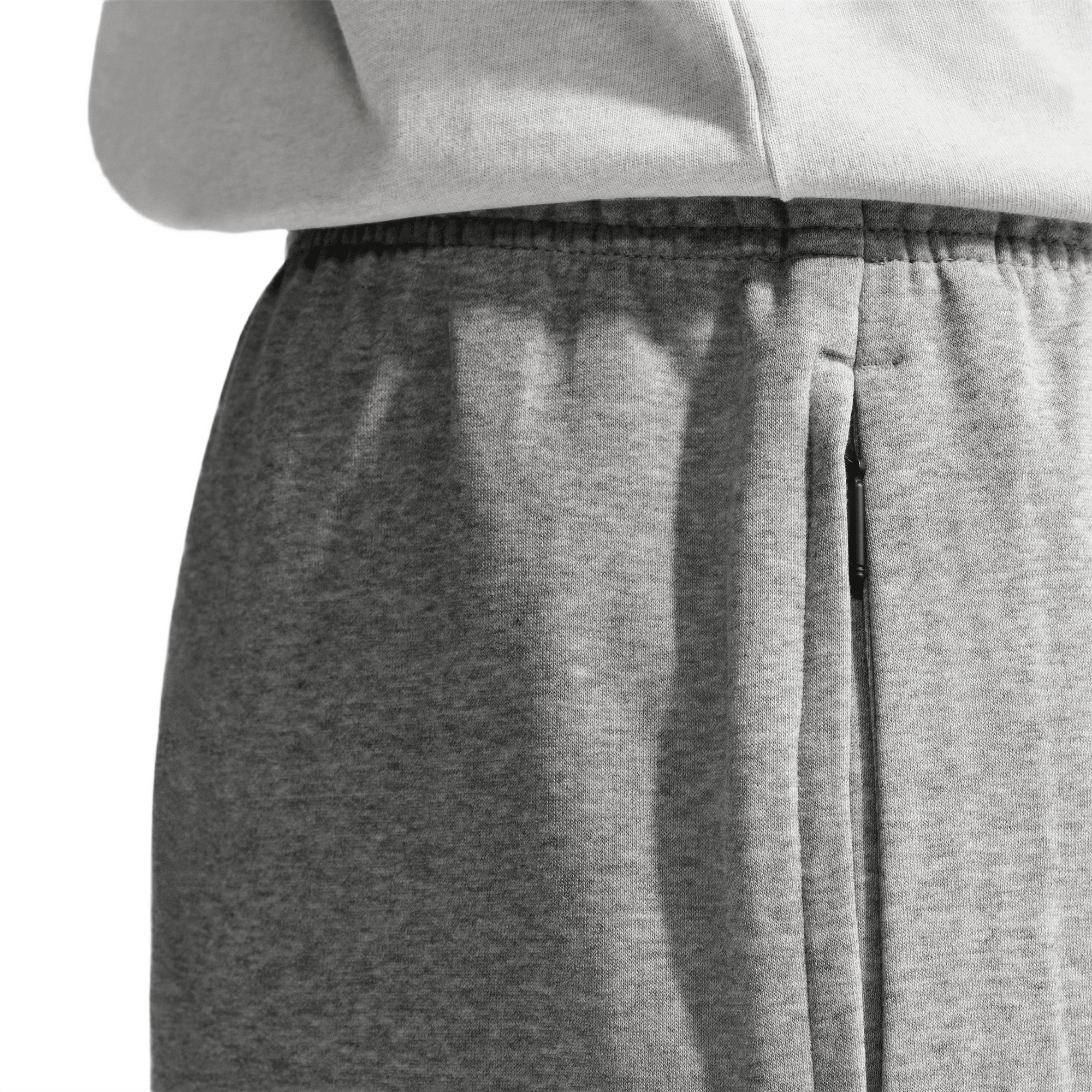 Nike Men's Standard Issue Therma-FIT 14" Fleece Basketball Shorts - Grey - GREY