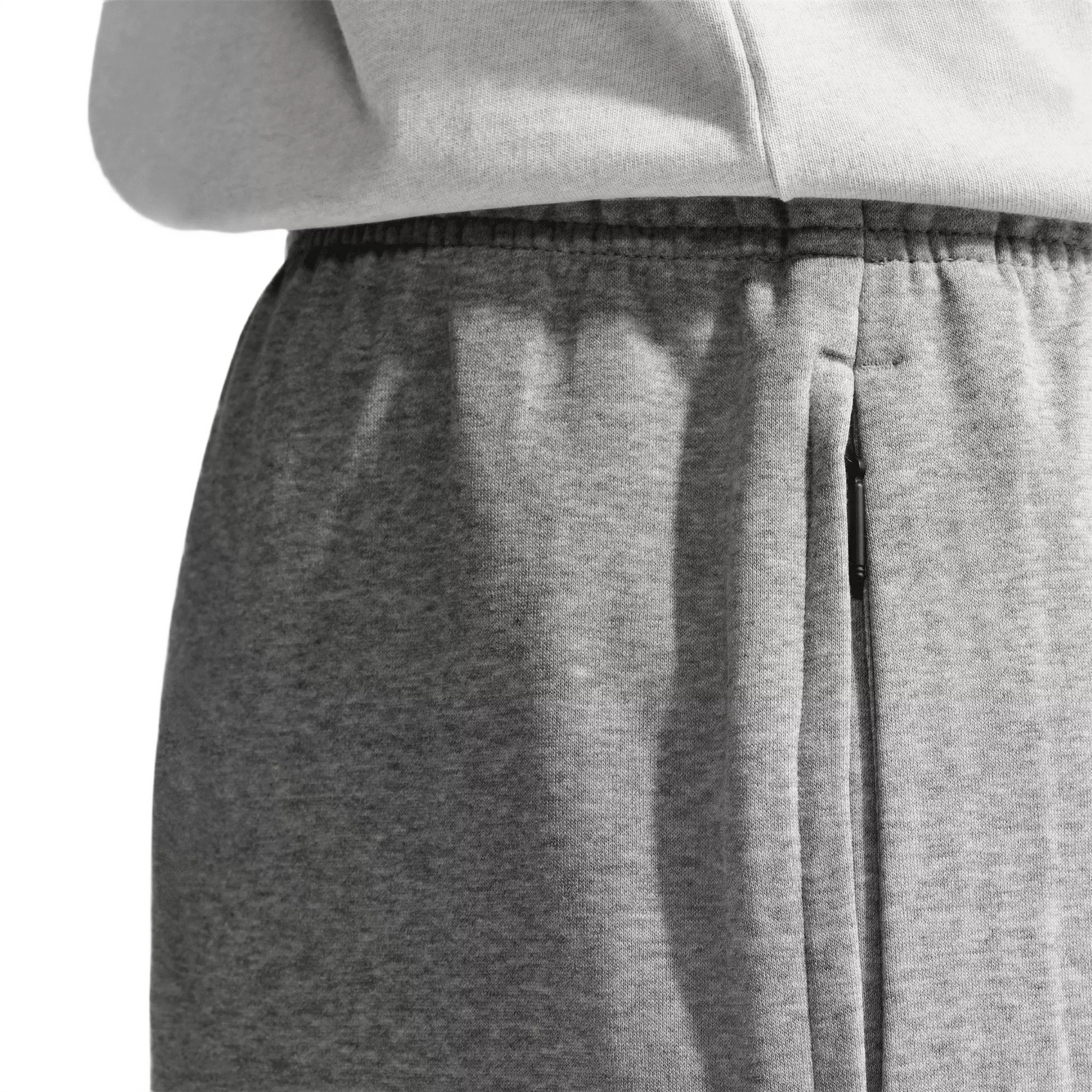 Nike Men's Standard Issue Therma-FIT 14" Fleece Basketball Shorts - Grey - GREY