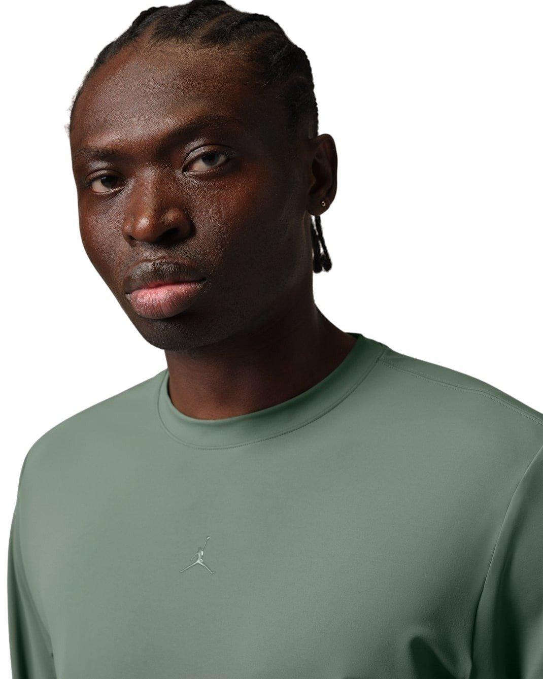 Jordan Men's Flightweight Sport Dri-FIT Long-Sleeve Top - GREEN Thumbnail View 3