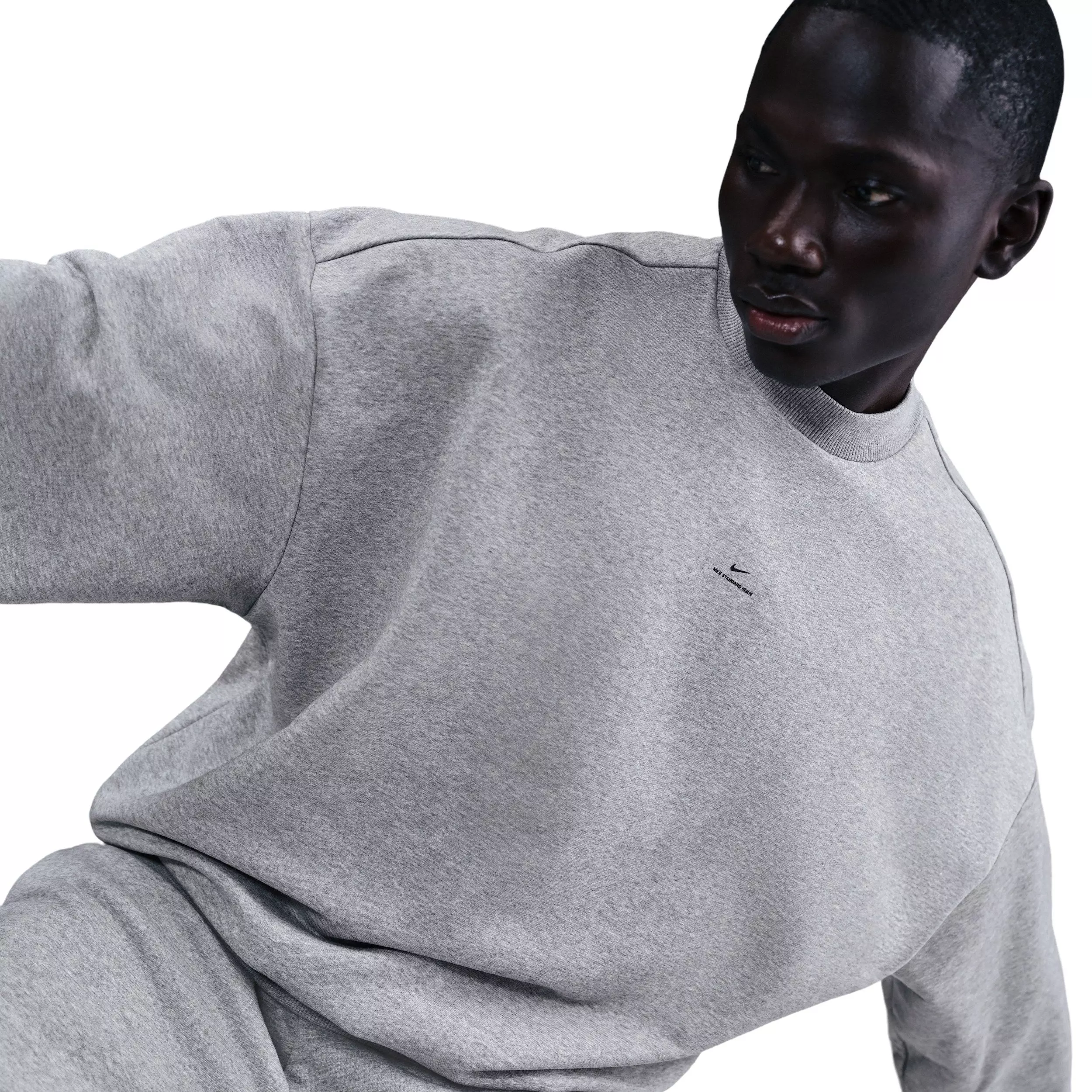 Nike Men's Standard Issue Therma-FIT Basketball Crew - Grey - GREY