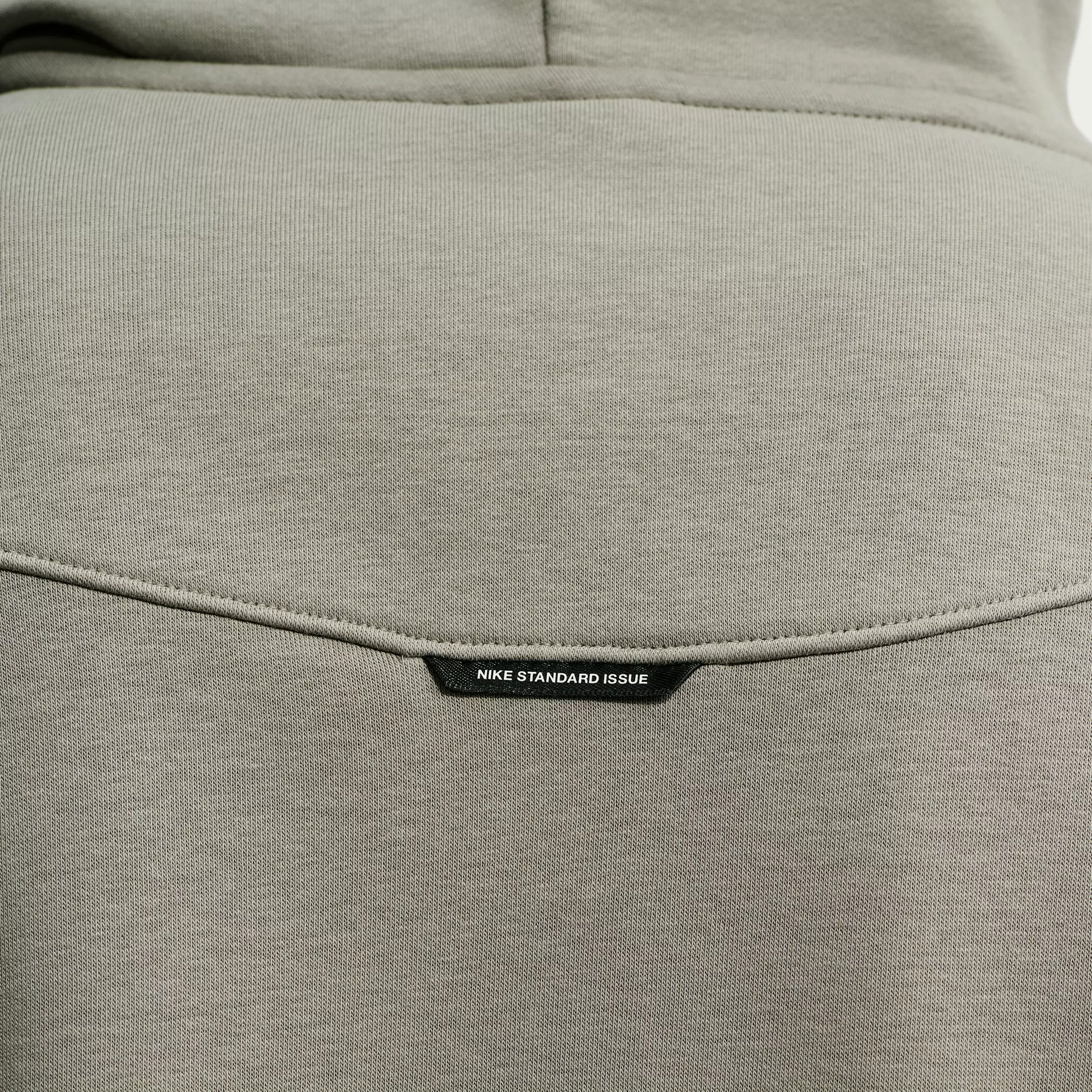 Nike Men's Standard Issue Therma-FIT Brushed Basketball Pullover Hoodie - Grey - GREY