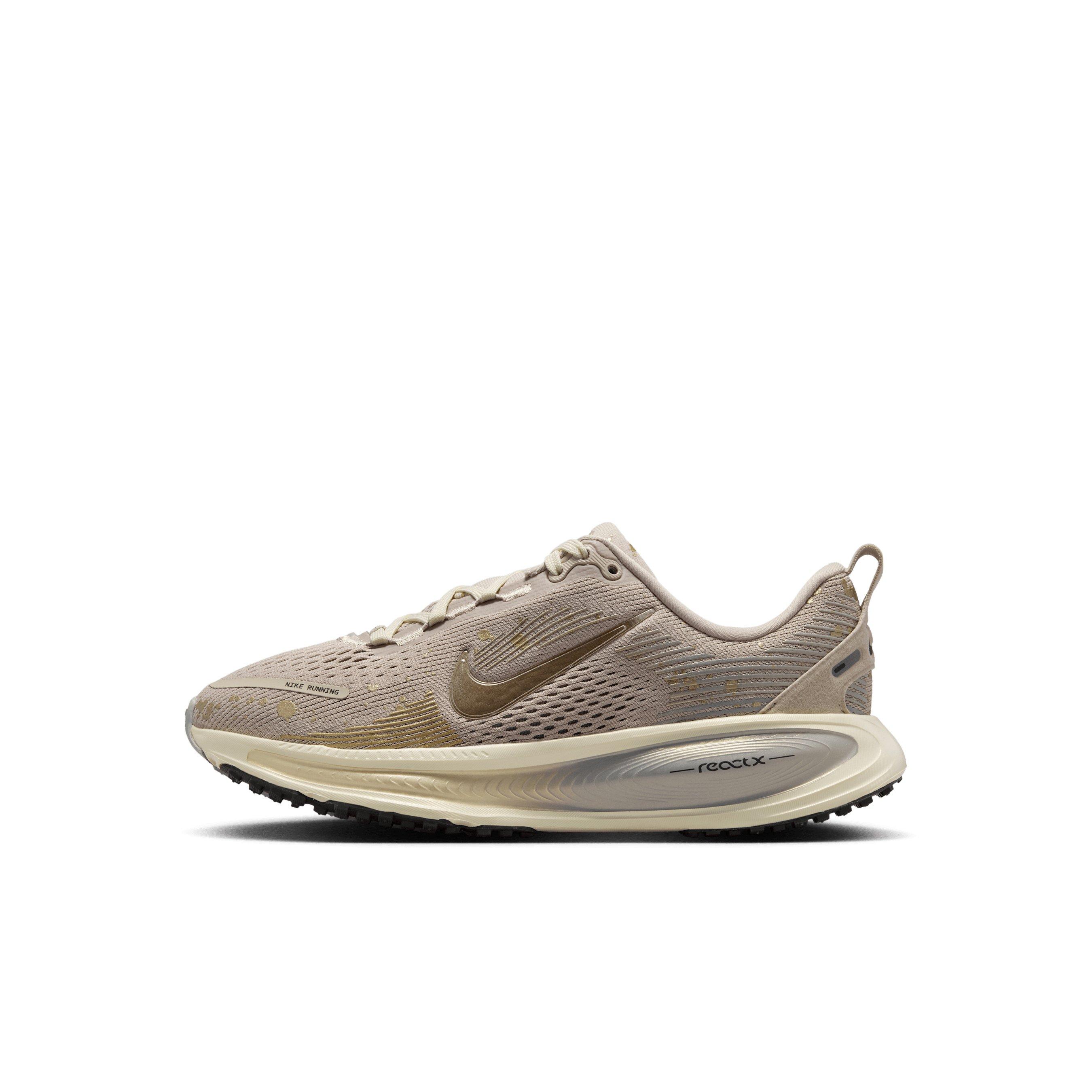 Nike Vomero 18 SE "Cream II/Coconut Milk/Light Smoke Grey/Gold Grain" Preschool Girls' Running Shoe - CREAM/MILK/LT GREY/GOLD Thumbnail View 2