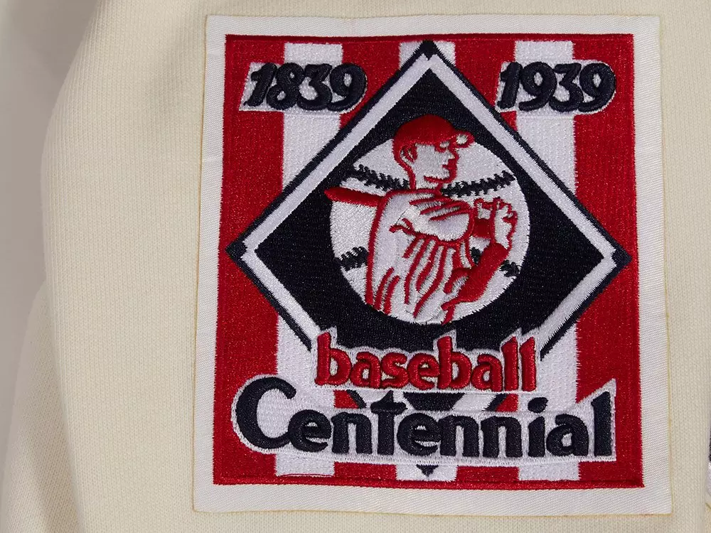 Pro Standard Men's MLB Chicago Cubs Retro Classic Pullover Hoodie - Eggshell - EGGSHELL