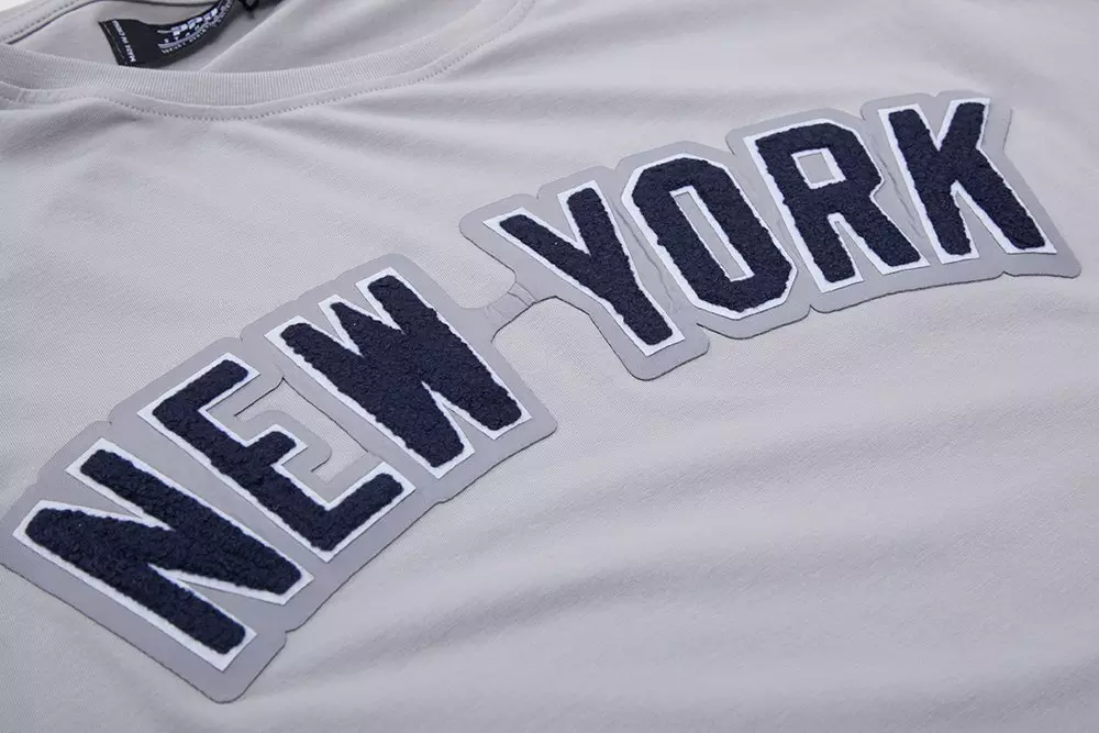 Pro Standard Men's MLB New York Yankees Classic Chenille Top - GREY