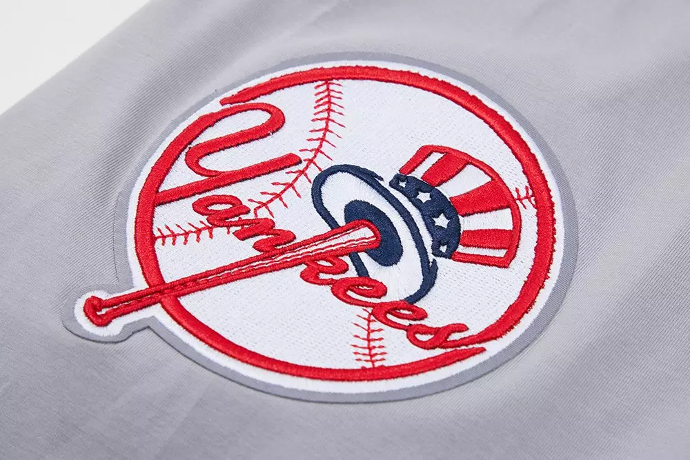 Pro Standard Men's MLB New York Yankees Classic Chenille Top - GREY