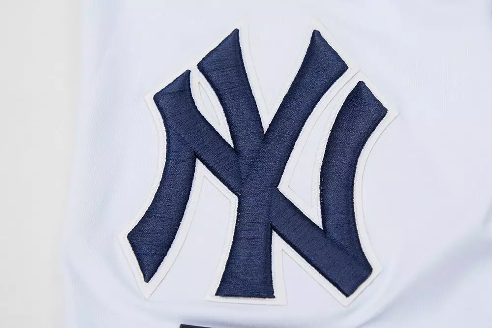 Pro Standard Men's MLB New York Yankees Classic Chenille Top - WHITE