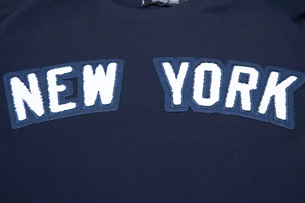 Pro Standard Men's MLB New York Yankees Classic Chenille Top - NAVY