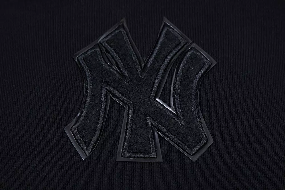 Pro Standard Women's New York Yankees Triple Black Fleece Cropped PO Hoodie - BLACK