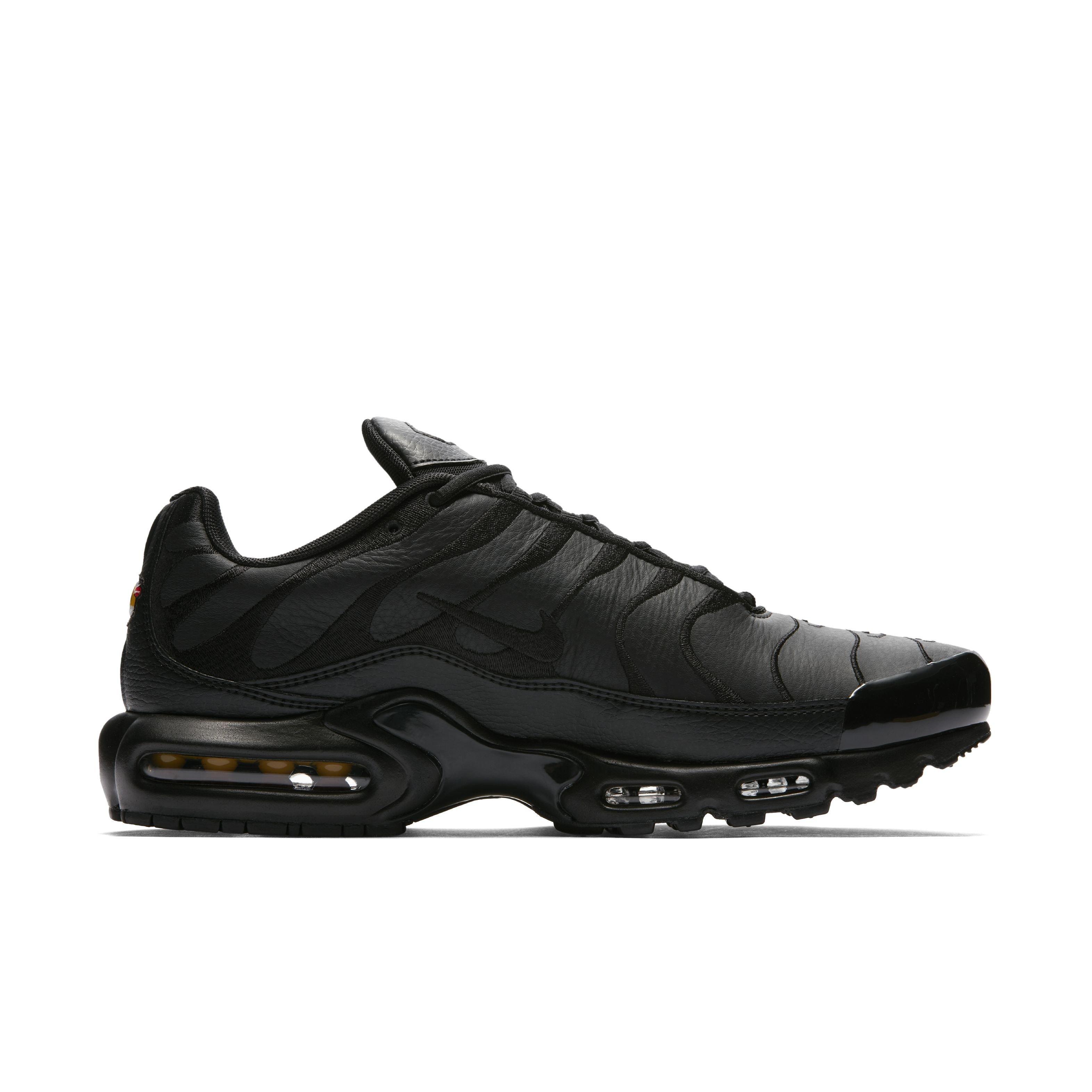 Vapormax plus shop black grade school