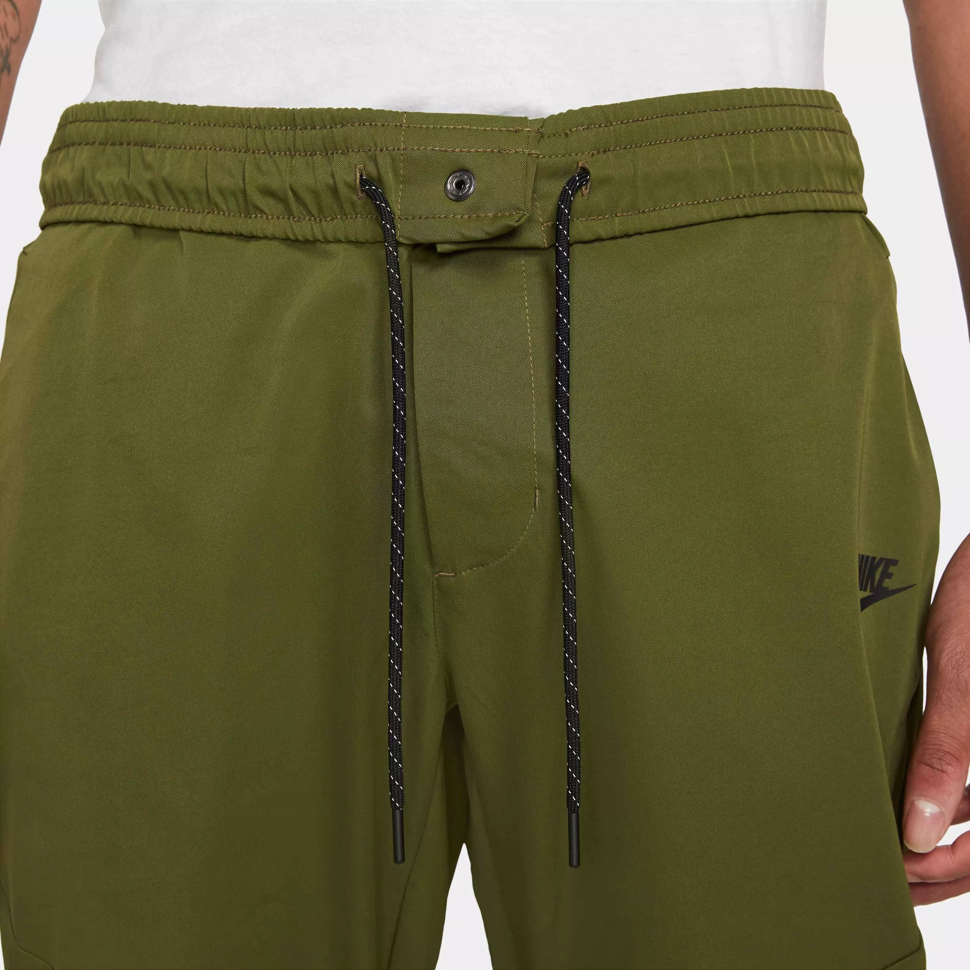 Nike Men's Sportswear Tech Woven Unlined Essentials Commuter Green Pants - GREEN