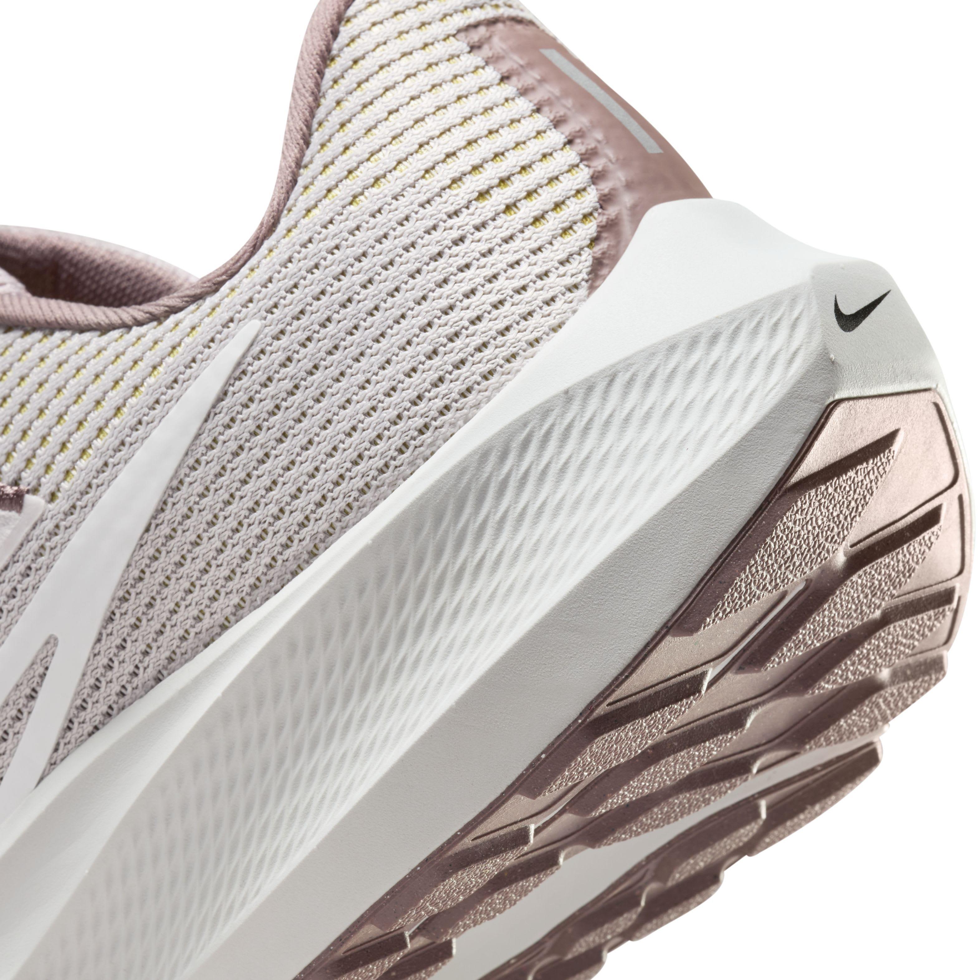 Nike Pegasus 40 "Platinum Violet/Smokey Mauve/Saturn Gold/Summit White" Women's Wide Running Shoe - VIOLET/MAUVE/GOLD/WHITE Thumbnail View 8