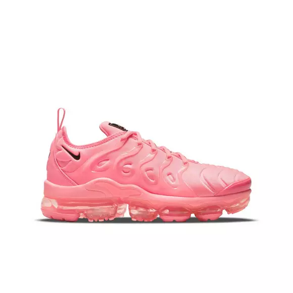 baddie female outfits with nike vapormax
