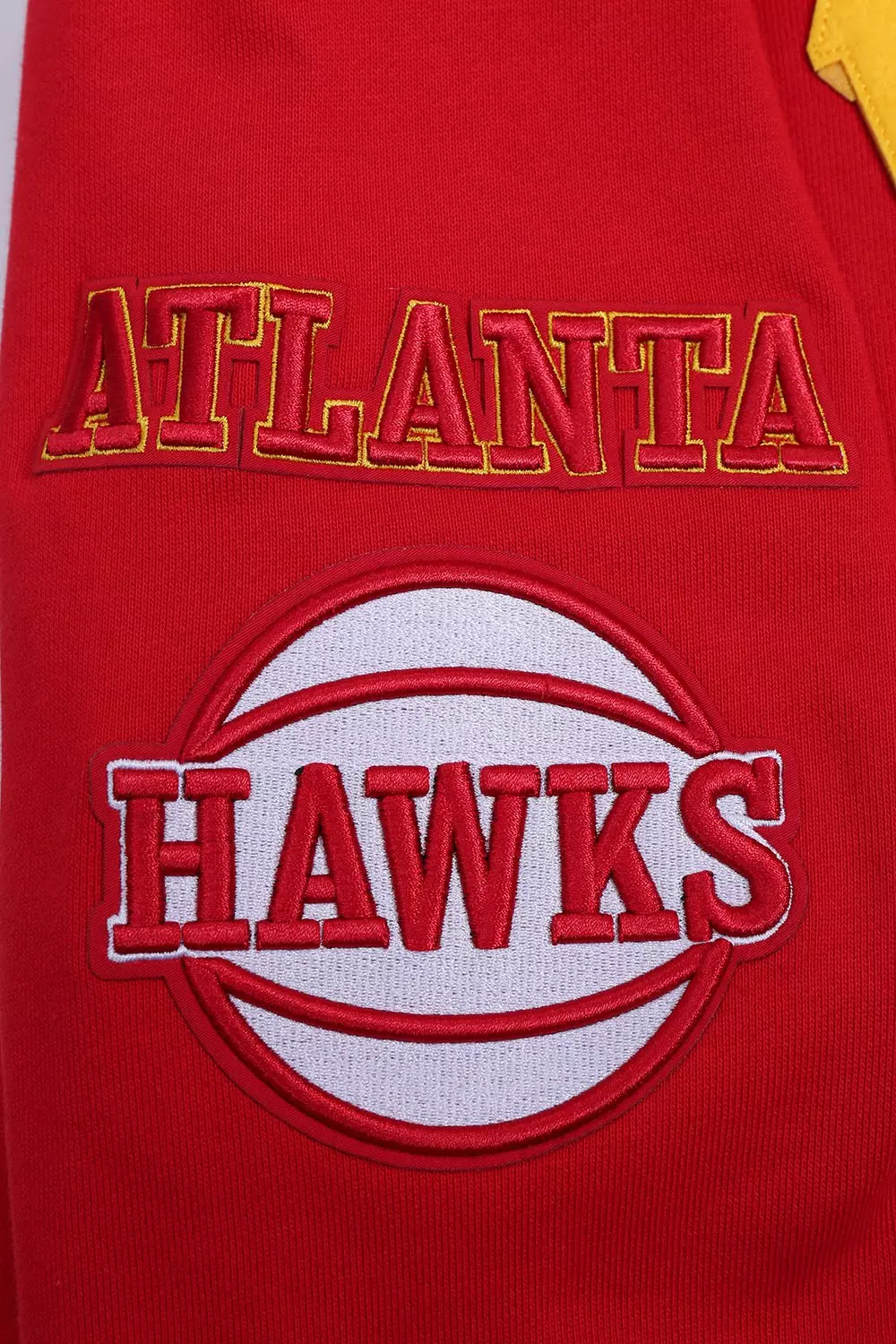 Pro Standard Men's NBA Atlanta Hawks Old English Crewneck -Red - RED